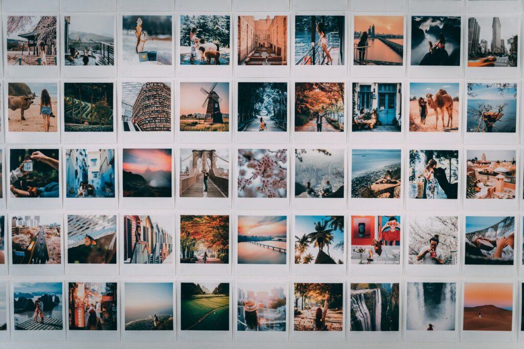 Fotos an einer Wand