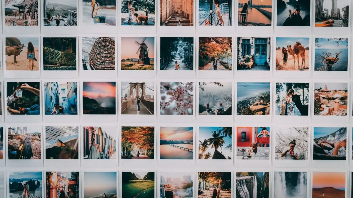Fotos an einer Wand